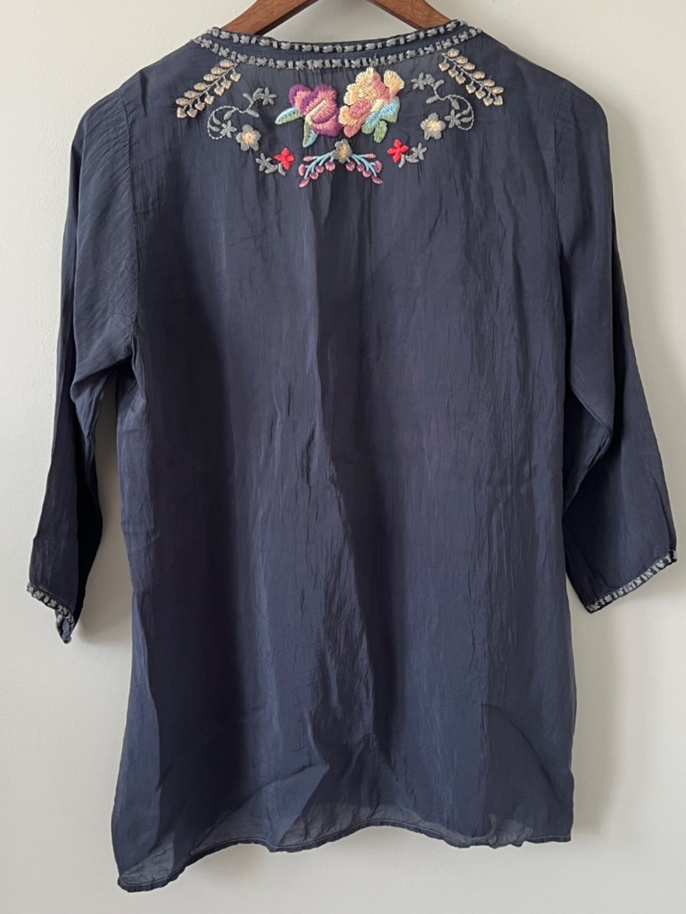 Johnny Was V Neck Tunic Gray Women XS Floral Embroidered  3/4 Sleeve Bohemian - Picture 2 of 8